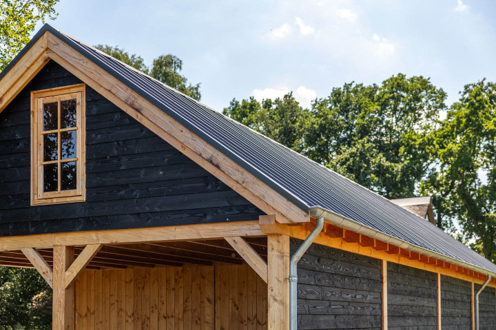 detail-van-zadeldak-xxl-met-douglas-constructie-met-douglas-raam-en-zinken-dakgoot
