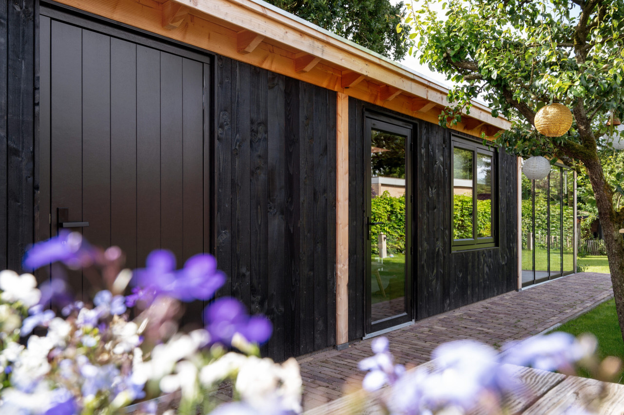 overkapping-florence-met-douglas-constructie-wanden-van-douglas-sponningsplanken-hardhouten-plaatdeur-steellook-deur-steellook-ramen-en-glazen-schuifwand