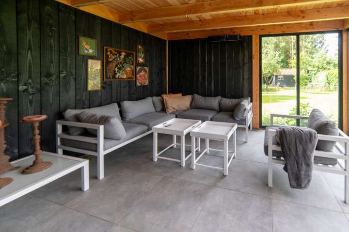 binnenaanzicht-van-overkapping-florence-met-douglas-constructie-zithoek-en-steellook-ramen-in-de-tuinkamer