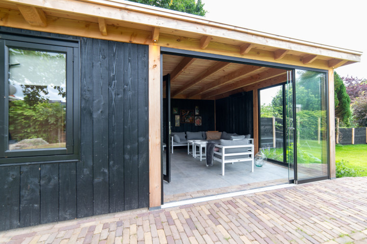 overkapping-florence-met-douglas-constructie-wanden-van-douglas-sponningsplanken-glazen-schuifwanden-en-steellook-raam-in-de-tuin