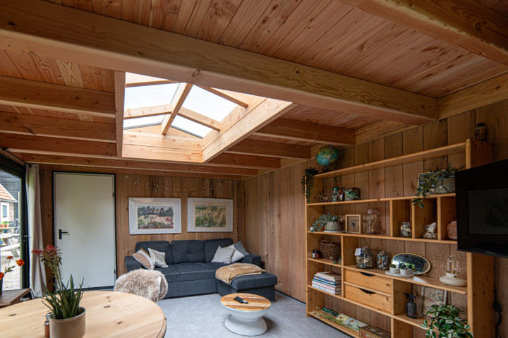 binnenaanzicht-van-overkapping-florence-met-douglas-constructie-zadeldak-lichtstraat-en-zithoek-in-de-tuinkamer