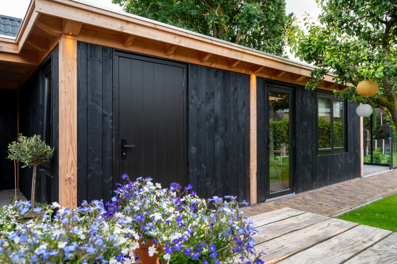 overkapping-florence-met-douglas-constructie-wanden-van-douglas-sponningsplanken-hardhouten-plaatdeur-steellook-deur-steellook-ramen-en-glazen-schuifwand