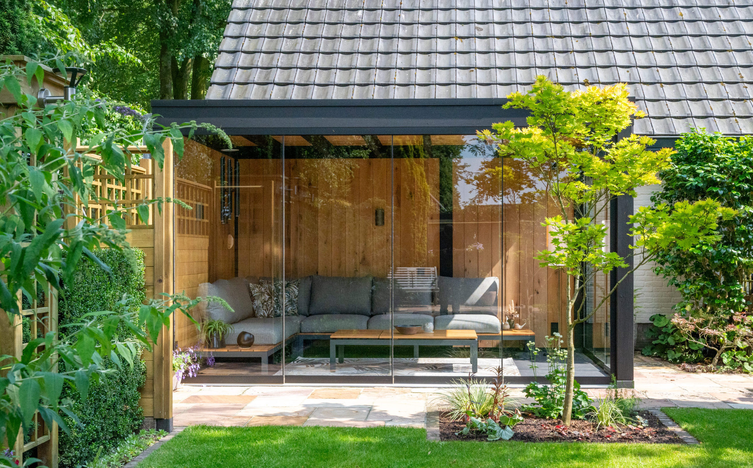 overkapping-palermo-met-douglas-constructie-in-kleur-gespoten-glazen-schuifwanden-en-wanden-van-eiken-sponningsplanken