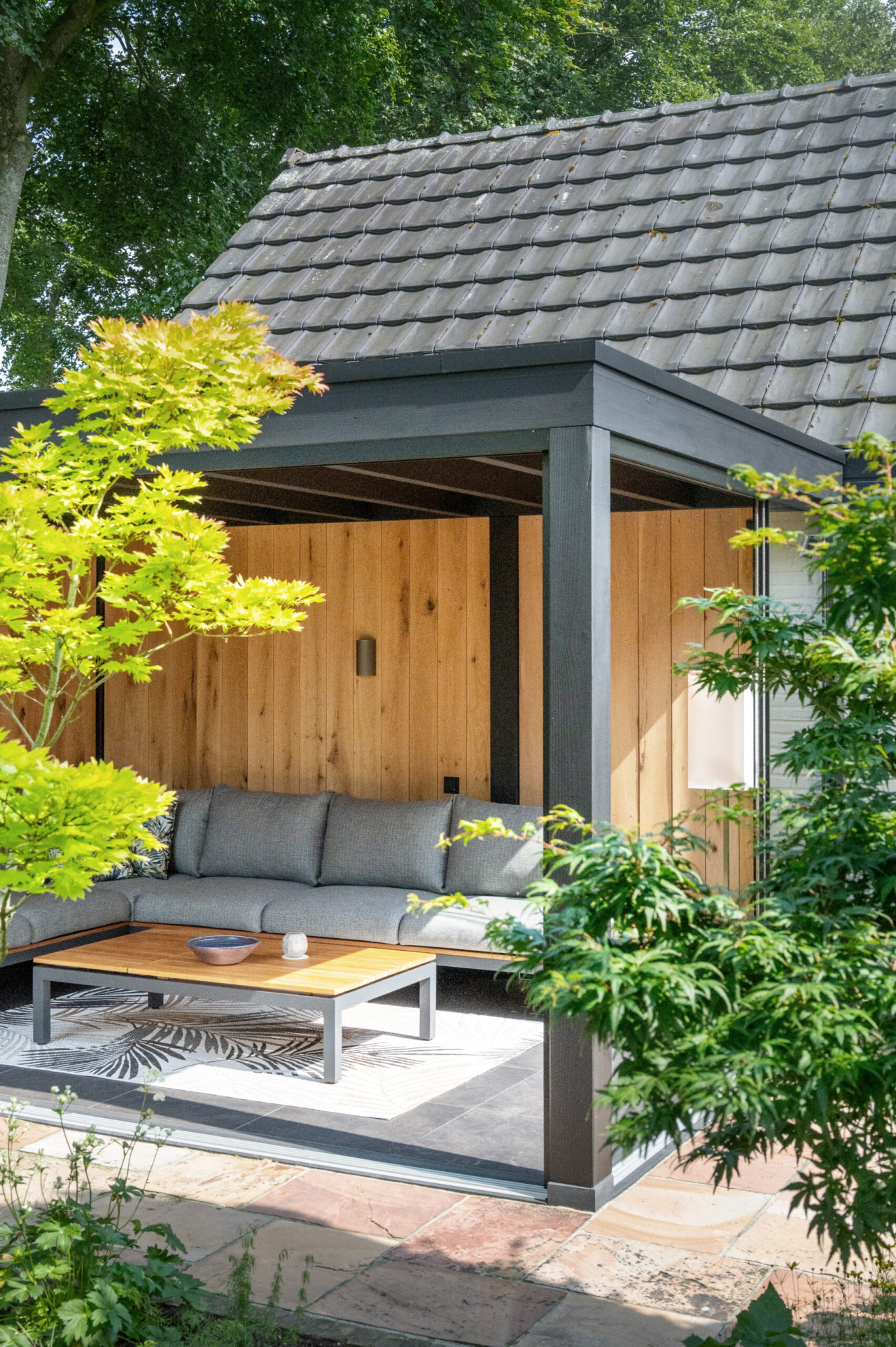 detail-van-zitgedeelte-in-overkapping-palermo-met-douglas-constructie-in-kleur-gespoten-en-wanden-van-eiken-sponningsplanken-in-de-tuin