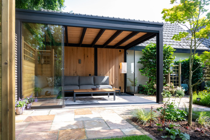 vooraanzicht-van-overkapping-palermo-met-douglas-constructie-in-kleur-gespoten-glazen-schuifwanden-en-wanden-van-eiken-sponningsplanken