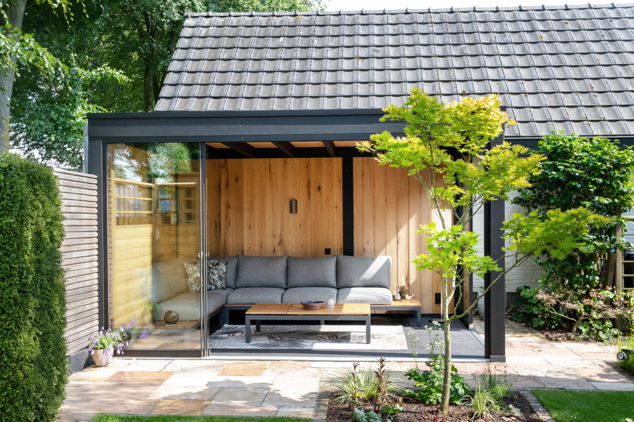 overkapping-palermo-met-douglas-constructie-in-kleur-gespoten-open-glazen-schuifwanden-en-wanden-van-eiken-sponningsplanken