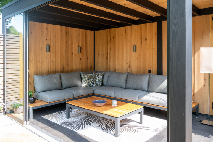 detail-van-loungehoek-in-overkapping-palermo-met-wanden-van-eiken-sponningsplanken-en-douglas-constructie-in-kleur-gespoten