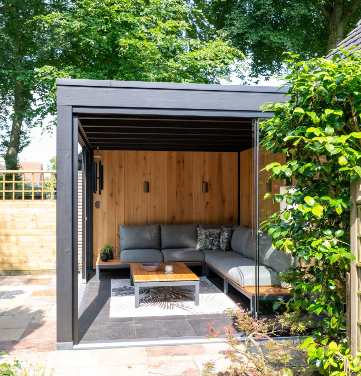 zijaanzicht-van-overkapping-palermo-met-douglas-constructie-in-kleur-gespoten-en-wanden-van-eiken-sponningsplanken-in-de-tuin