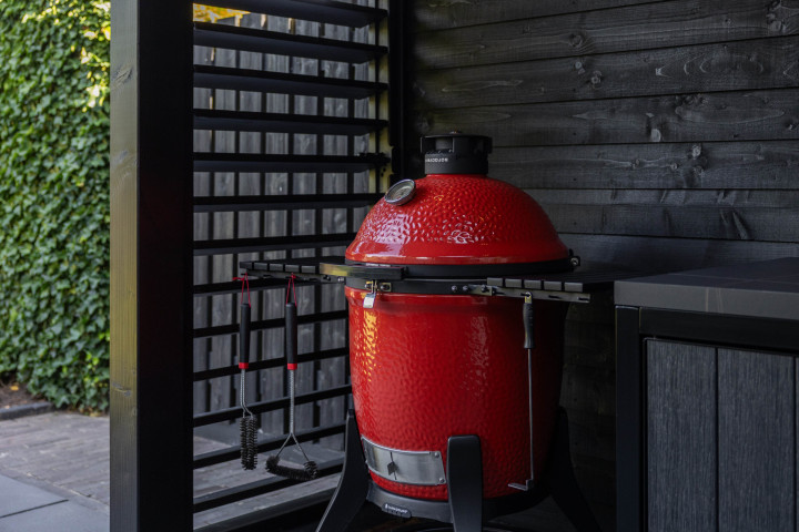 detail-van-barbecue-in-aanbouwveranda-modena-met-zwarte-vuren-potdekselplank-wand-en-louvre-wand