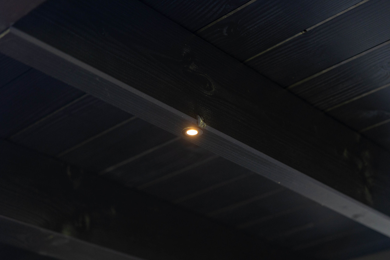 detail-van-plafond-met-douglas-balk-en-inbouwspot-in-aanbouwveranda-modena