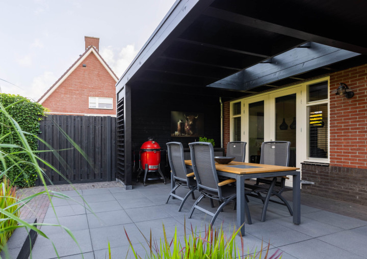 eetgedeelte-bij-aanbouwveranda-modena-met-douglas-constructie-louvre-wand-en-lessenaarsdak-met-lichtstraat-aan-de-woning