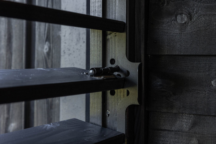 detail-van-louvre-wand-met-en-zwarte-vuren-potdekselplank-wand-bij-aanbouwveranda-modena