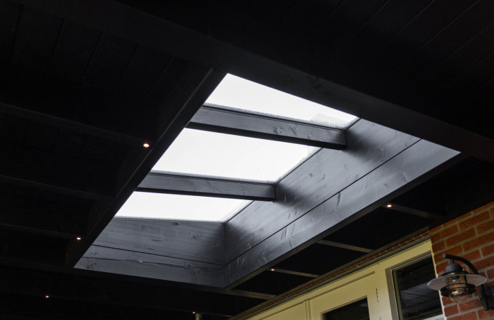 detail-van-lichtstraat-lessenaarsdak-bij-aanbouwveranda-modena-aan-de-woning