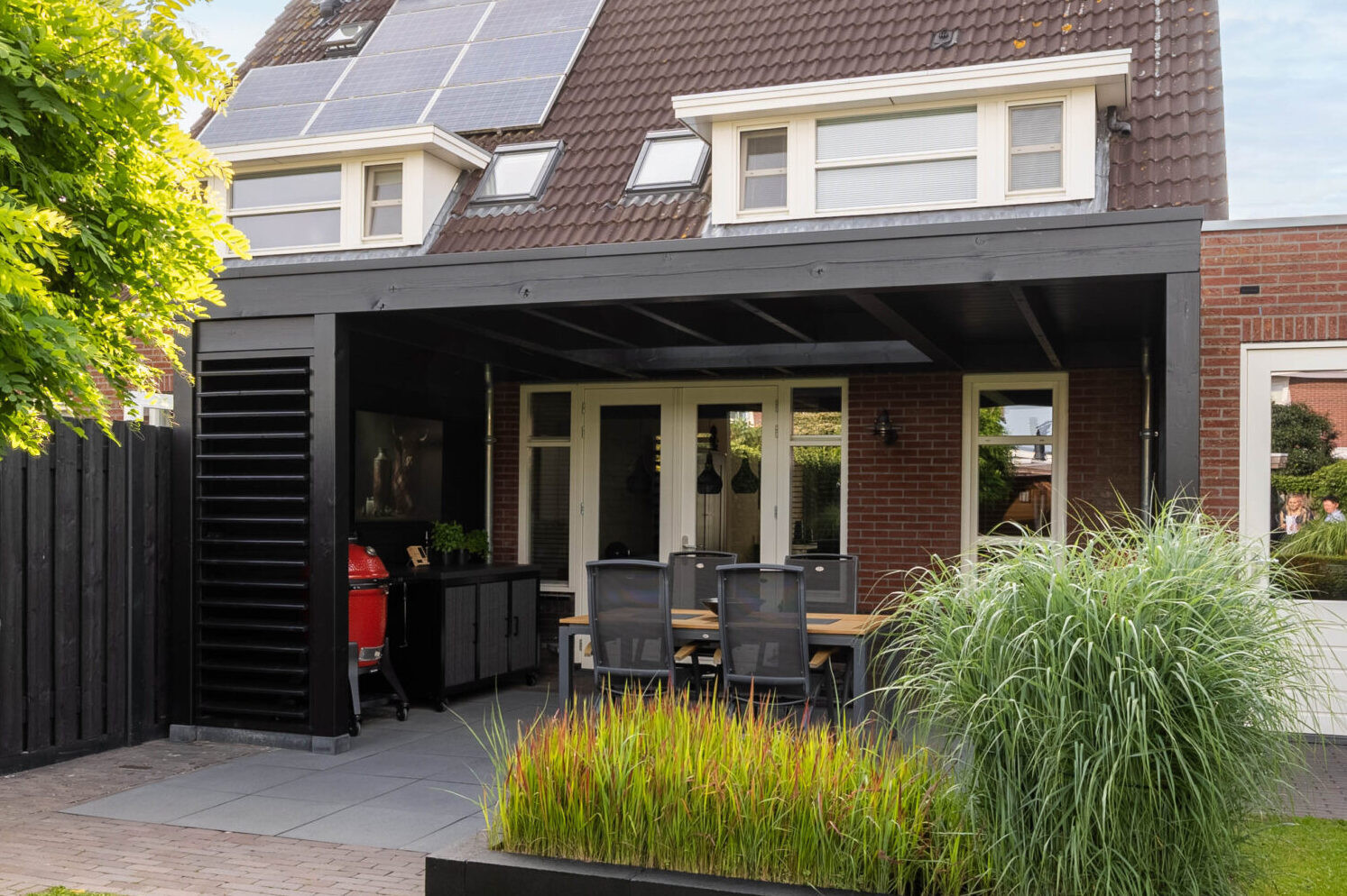 aanbouwveranda-modena-met-douglas-constructie-zwarte-houten-wanden-louvre-en-lessenaarsdak-met-lichtstraat