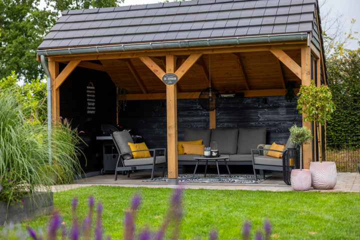 landelijke-douglas-houten-kapschuur-met-open-overkapping-zwarte-potdeksel-wanden-en-lounge-zitgedeelte