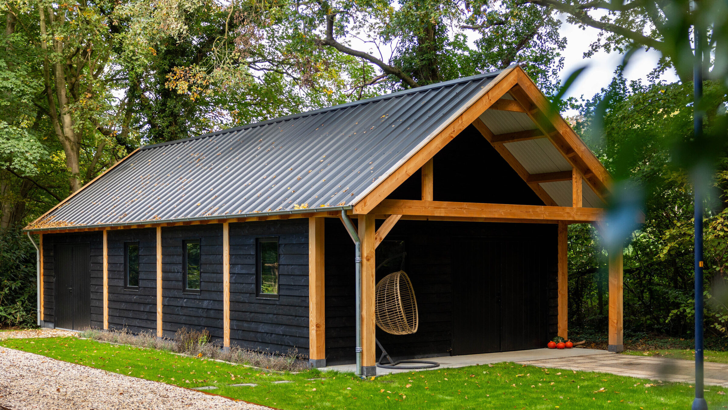 zadeldak-select-landelijk-met-douglas-constructie-zwarte-houten-wanden-dakoverstek-en-landelijke-uitstraling-in-de-tuin