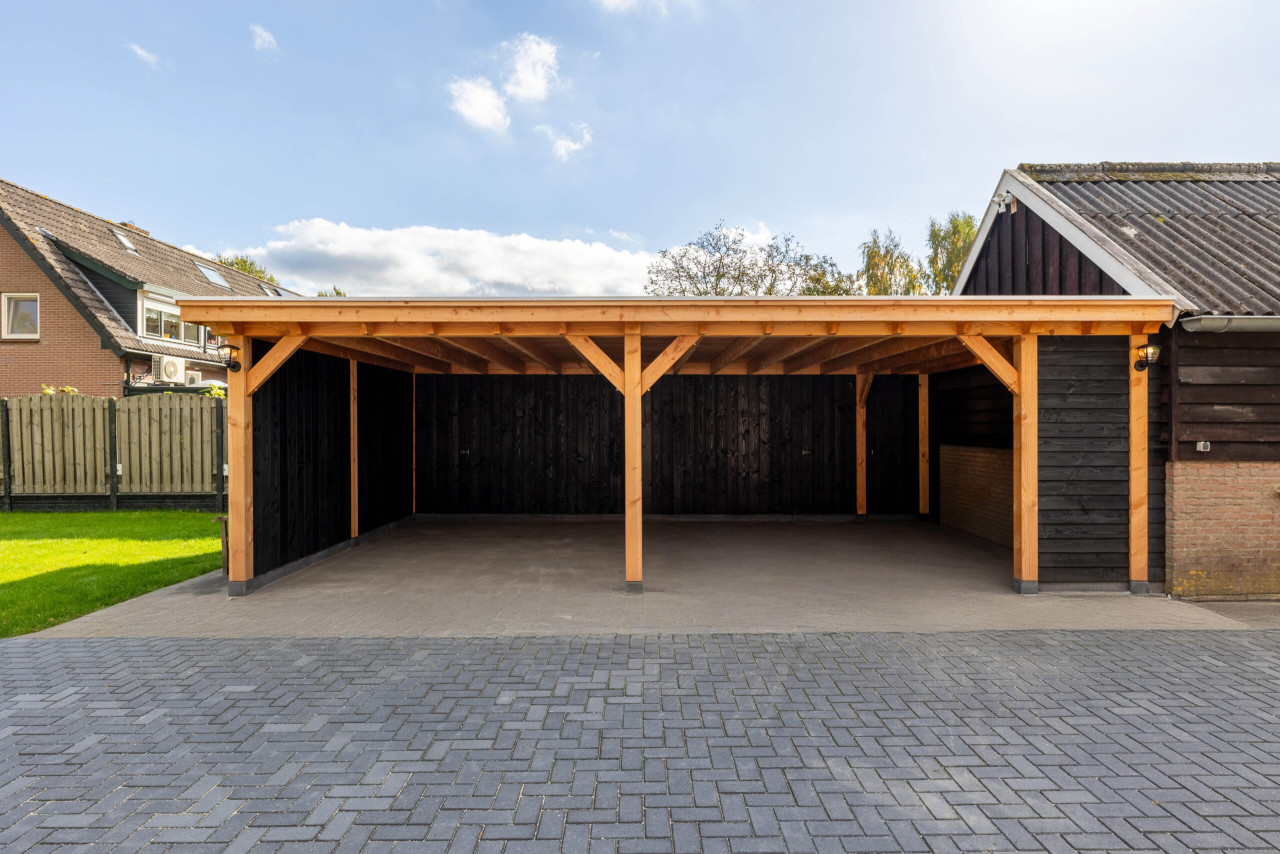 douglas-houten-carport-overkapping-toscane-met-twee-parkeerplekken-en-schuur-naast-een-woning