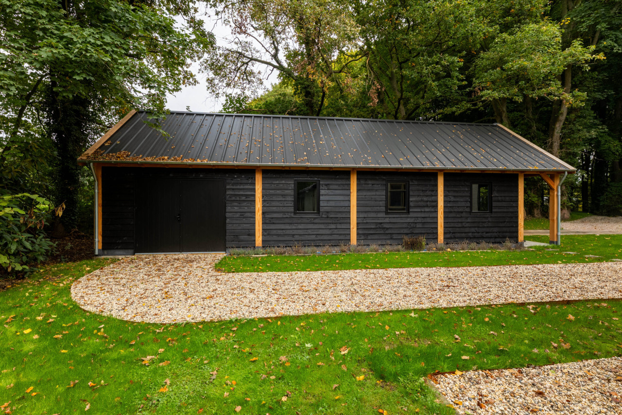 zijaanzicht-van-zadeldak-select-landelijk-met-douglas-constructie-zwarte-houten-wanden-hardhouten-ramen-en-hardhouten-plaatdeur-dubbel-xl