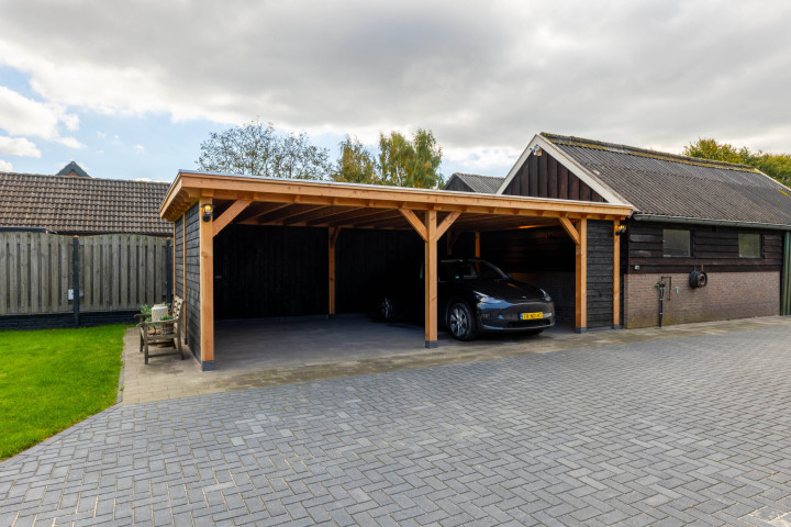 landelijke-douglas-houten-carport-overkapping-toscane-met-twee-parkeerplekken-aan-een-schuur
