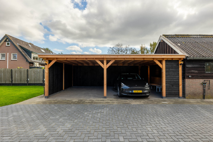 brede-douglas-houten-carport-overkapping-toscane-met-open-parkeerplaatsen-bij-een-woning-en-schuur
