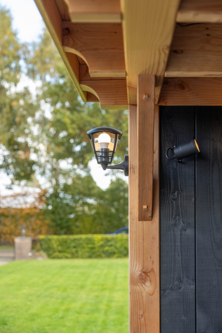 detail-van-douglas-houten-carport-overkapping-toscane-met-lamp-en-zwarte-houten-wand