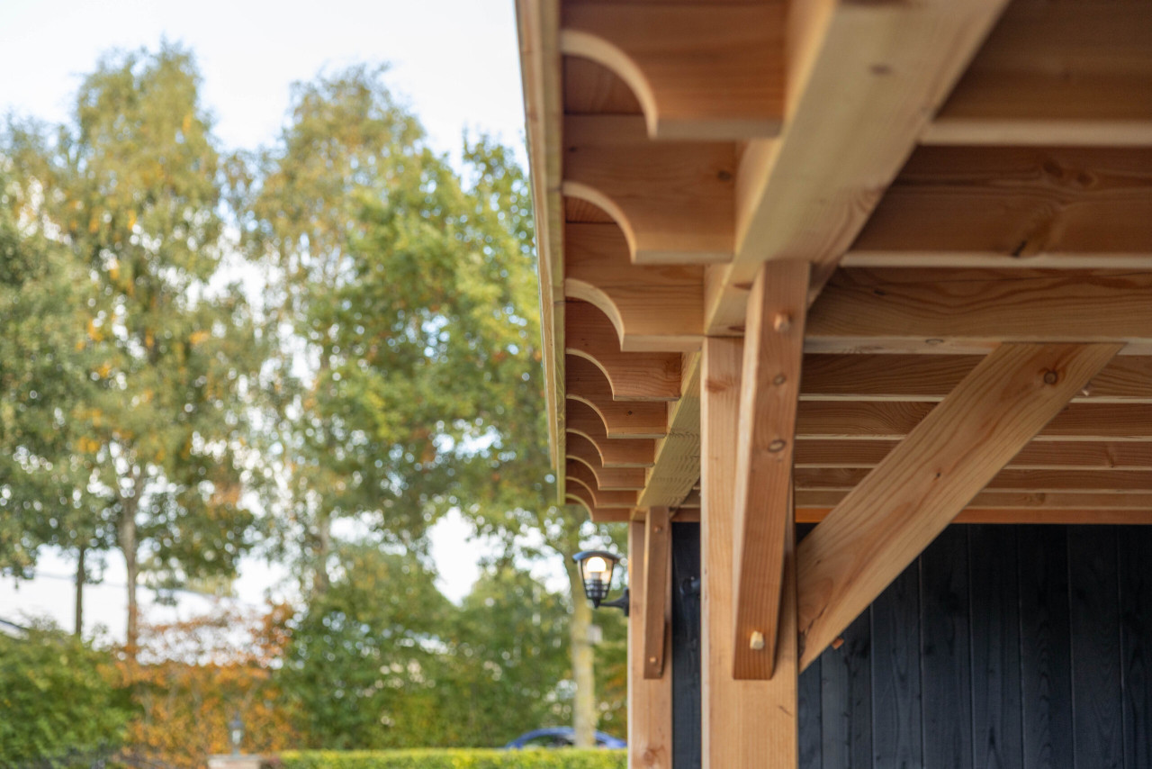 detail-van-douglas-houten-carport-overkapping-toscane-met-dakconstructie