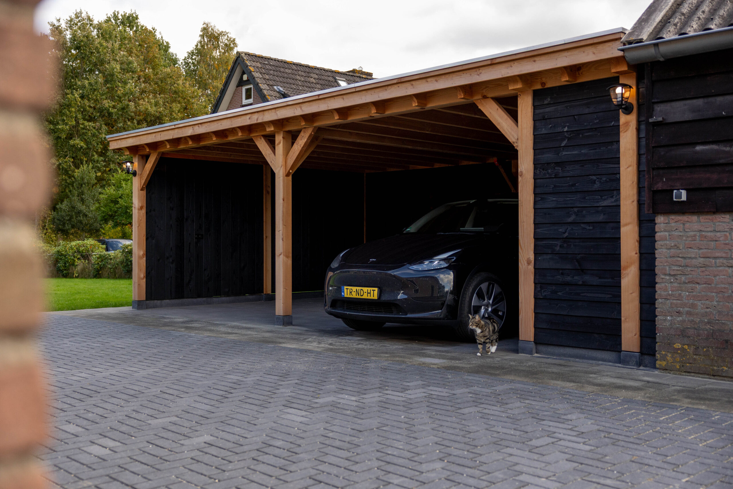 douglas-houten-carport-overkapping-toscane-met-landelijke-uitstraling-naast-een-woning-met-geparkeerde-auto