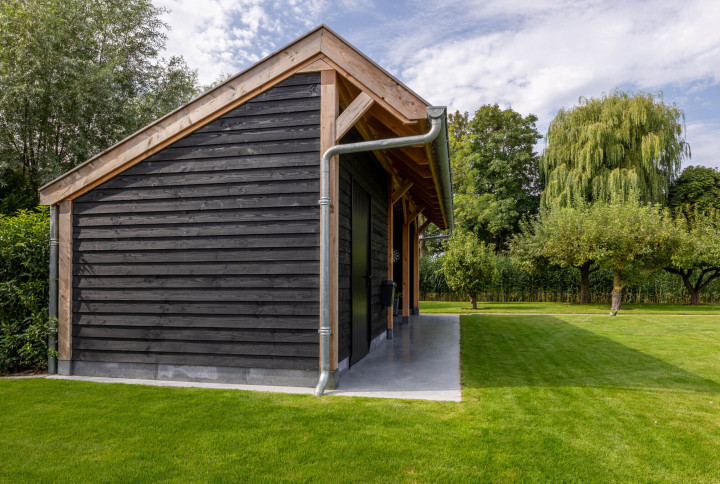 zijaanzicht-van-kapschuur-de-heerd-met-zwarte-houten-wanden-douglas-constructie