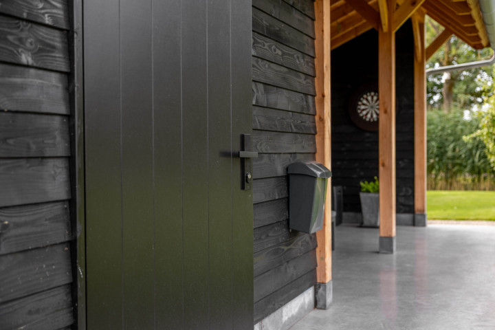 detail-van-berging-van-kapschuur-de-heerd-met-houten-wand-hardhouten-plaatdeur-en-douglas-constructie