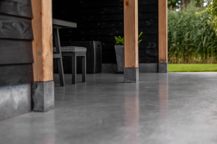 detail-van-betonvloer-en-douglas-staanders-op-beton-poeren-bij-kapschuur-de-heerd