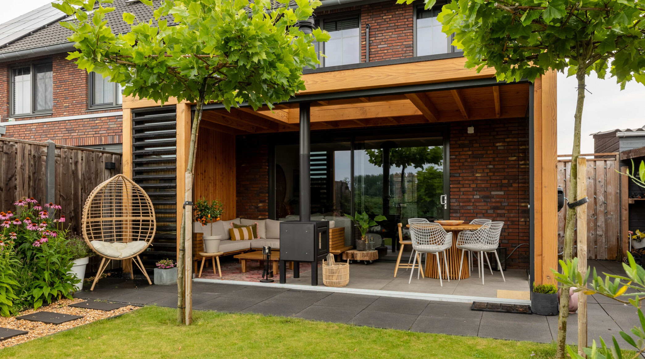 aanbouwveranda-modena-met-douglas-constructie-thermisch-vuren-wand-glazen-schuifwand