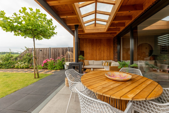 eetgedeelte-in-aanbouwveranda-modena-met-lichtstraat-glazen-schuifwand-en-thermisch-vuren-wand