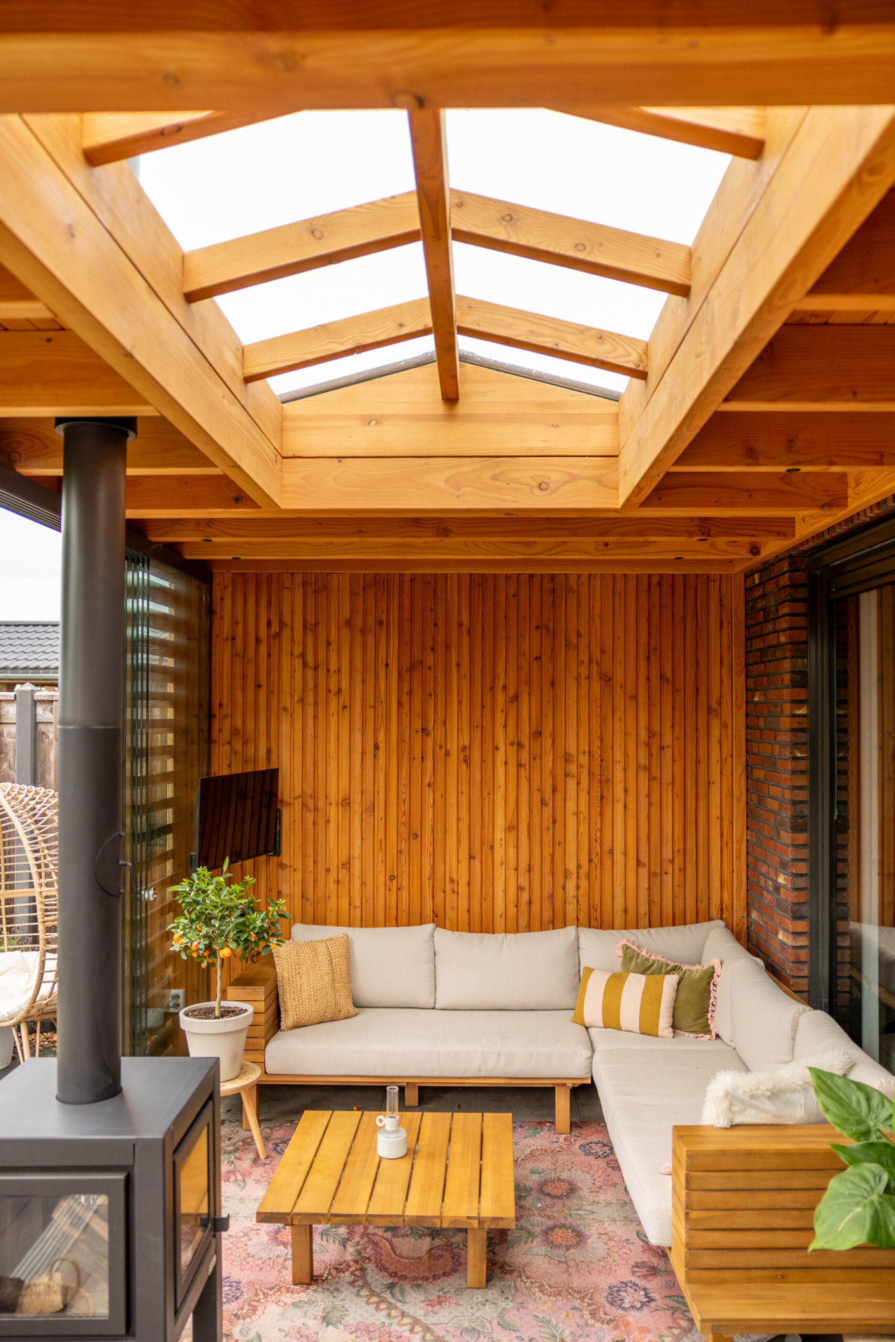 binnenaanzicht-van-aanbouwveranda-modena-met-douglas-constructie-lichtstraat-thermisch-vuren-wand-louvre-en-loungehoek