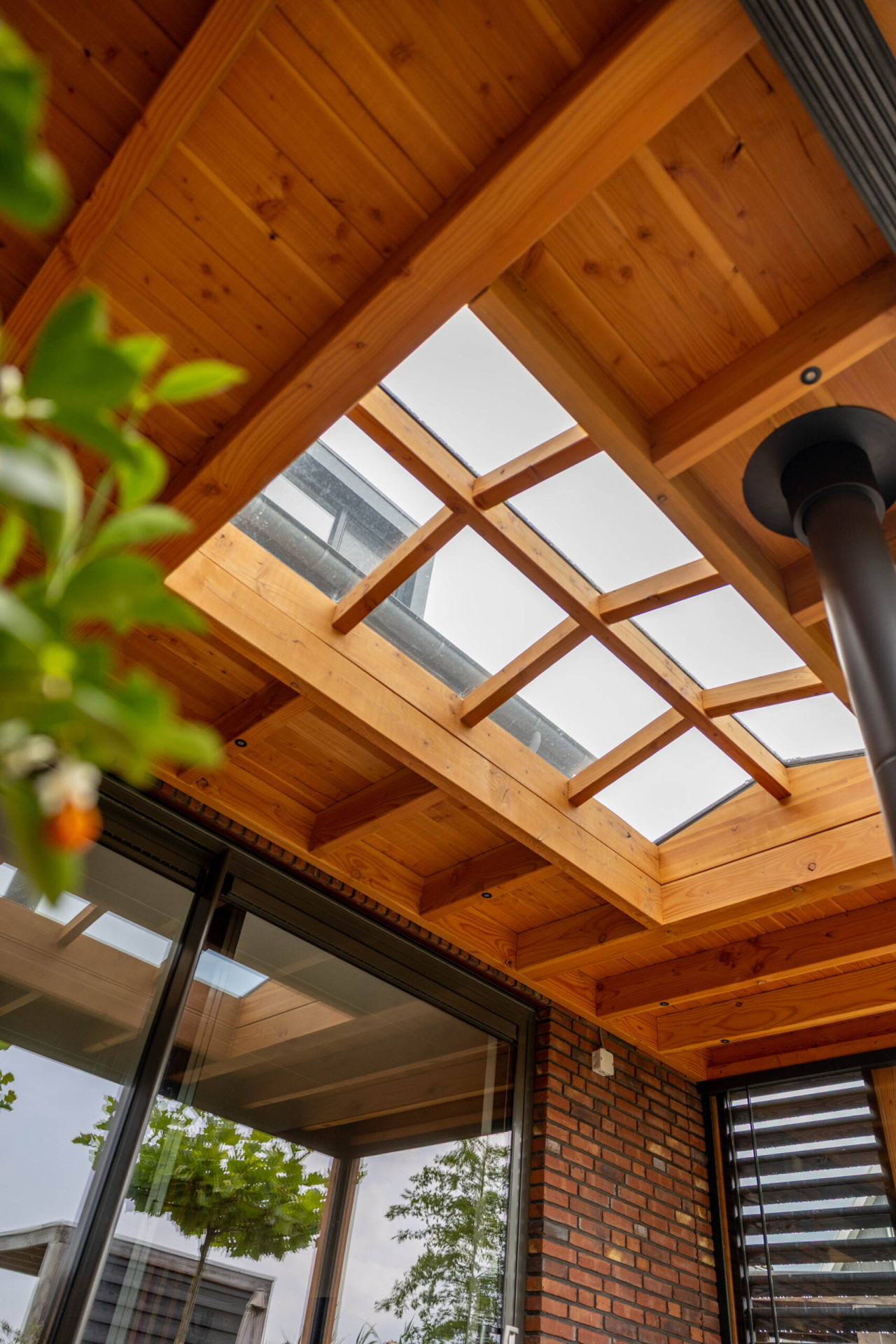 detail-van-lichtstraat-schilddak-in-douglas-dakconstructie-bij-aanbouwveranda-modena