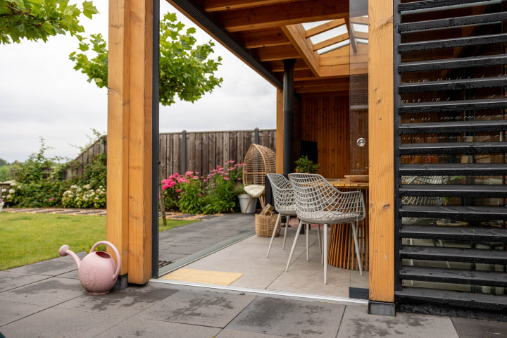 detail-van-eetgedeelte-in-aanbouwveranda-modena