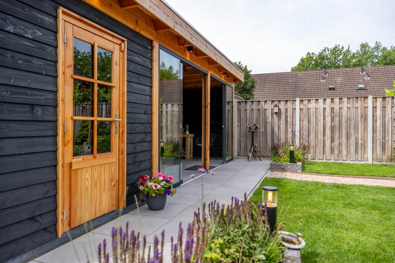 modern-houten-tuinhuis-met-glazen-schuifpui-opbergruimte-en-overkapping