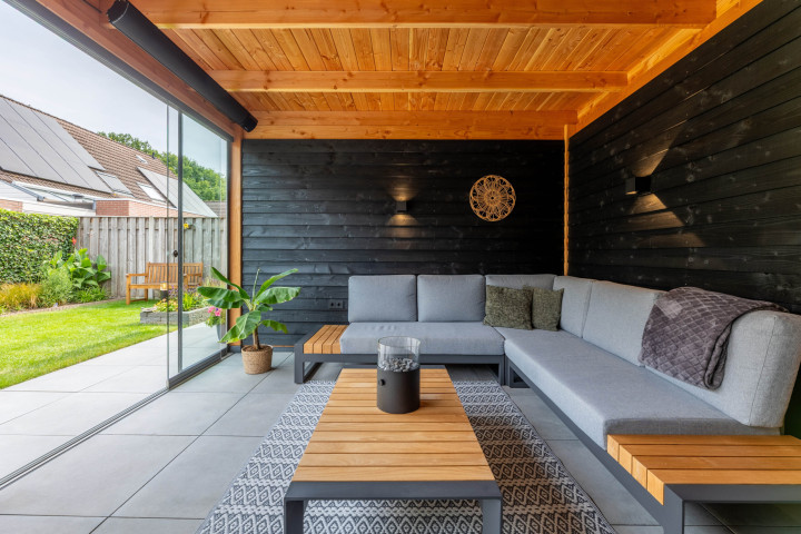 modern-buitenverblijf-met-glazen-schuifwand-lounge-zitgedeelte