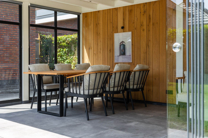 detail-van-eetgedeelte-in-overkapping-verona-met-wanden-van-eiken-sponningsplanken-steellook-raammodule-en-glazen-schuifwand-in-de-tuinkamer