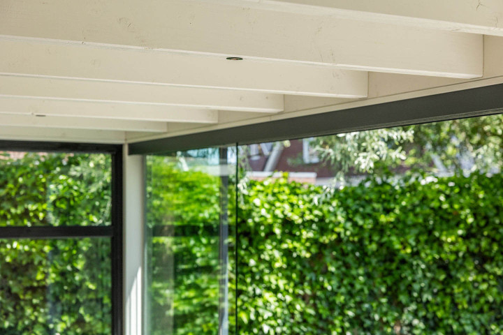 detail-van-plafond-met-inbouwspots-en-glazen-schuifwand-bij-overkapping-verona