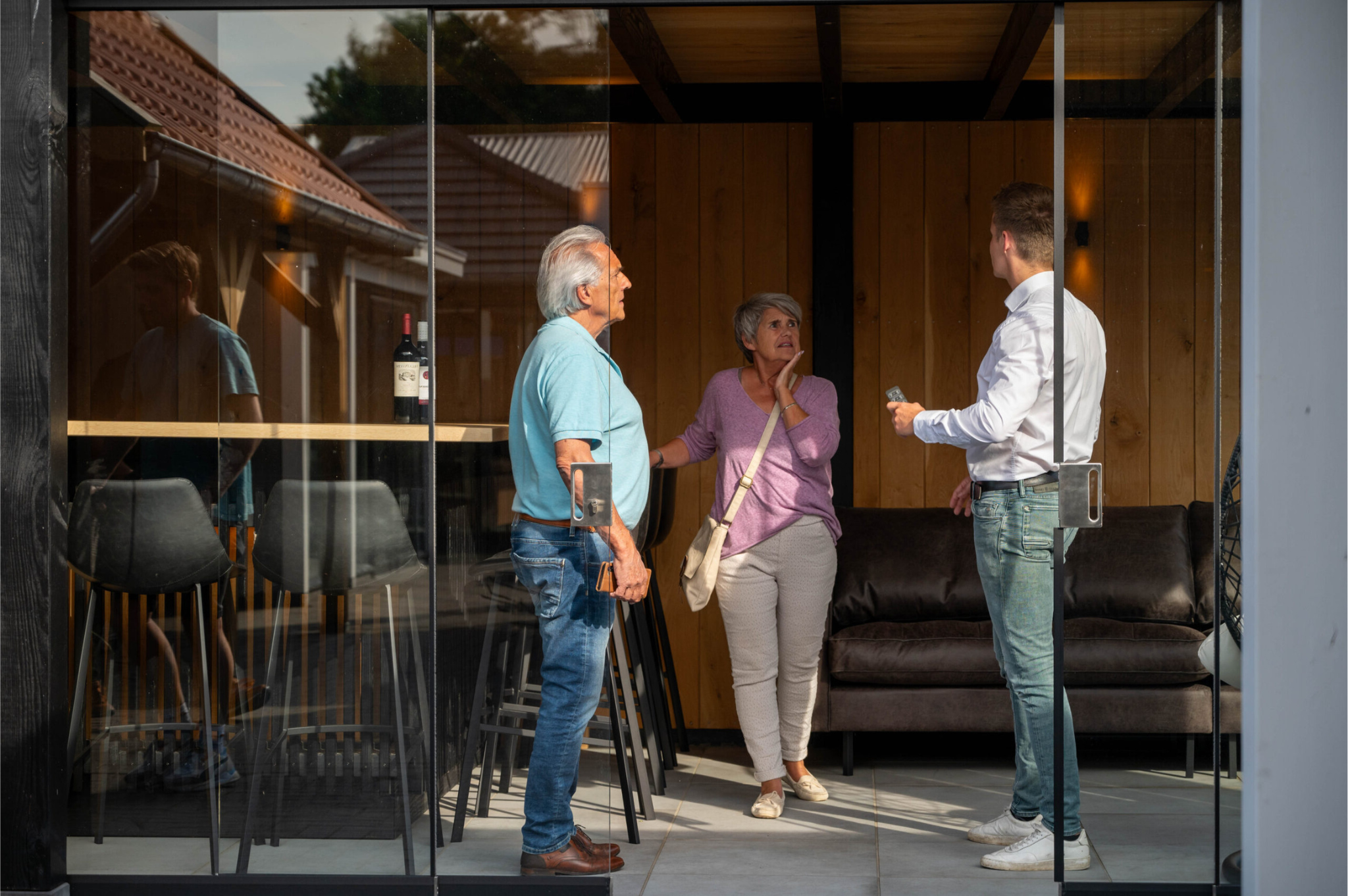 adviesgesprek-met-trendhout-dealer-over-houten-veranda-en-overkapping-in-showroom