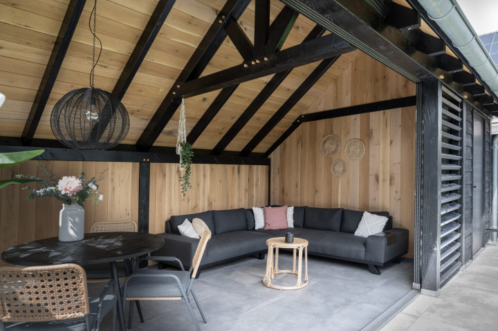 binnenaanzicht-van-kapschuur-de-hoeve-xl-met-douglas-constructie-wanden-van-eiken-sponningsplanken-louvre-en-zithoek