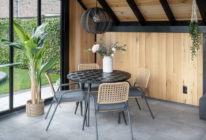 binnenaanzicht-van-kapschuur-de-hoeve-xl-met-douglas-constructie-eetgedeelte-wanden-van-eiken-sponningsplanken-en-steellook-raam