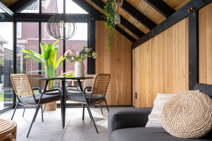 binnenaanzicht-van-kapschuur-de-hoeve-xl-met-douglas-constructie-wanden-van-eiken-sponningsplanken-eetgedeelte-en-steellook-topgevel