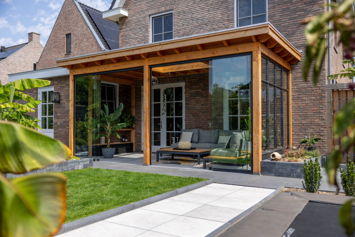 veranda-lucca-met-douglas-constructie-steellook-raammodule-glazen-schuifwanden-lichtstraat-lessenaar-en-inbouwspots-in-de-tuin