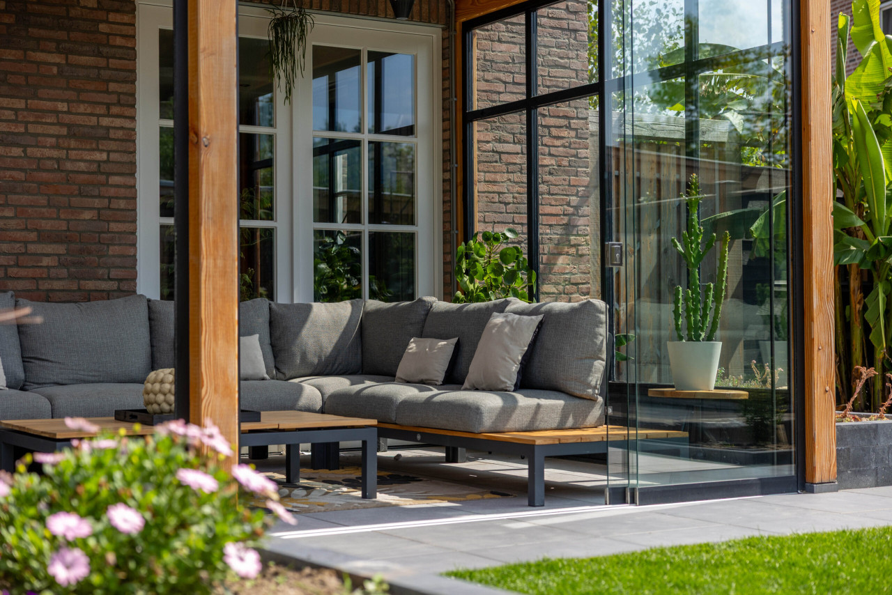 detail-van-zithoek-bij-veranda-lucca-met-douglas-constructie-steellook-raammodule-en-glazen-schuifwanden-in-de-tuin