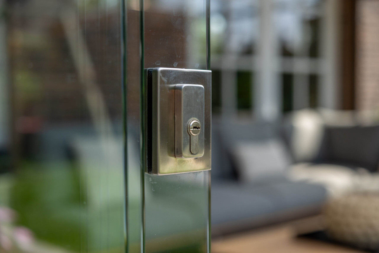 detail-van-glazen-schuifwand-met-slot-bij-veranda-lucca-met-douglas-constructie-in-de-tuin