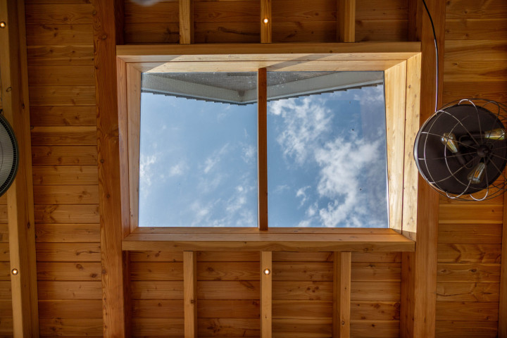 detail-van-lichtstraat-lessenaar-in-douglas-constructie-met-inbouwspots-bij-veranda-lucca