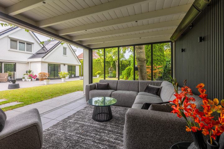 binnenaanzicht-van-overkapping-verona-met-douglas-constructie-zithoek-en-steellook-ramen-met-uitzicht-op-de-tuin