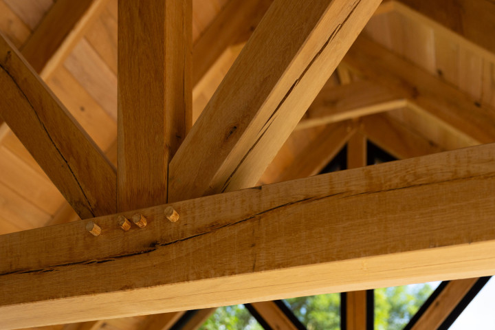 detail-van-eiken-constructie-in-zadeldak-met-balkverbindingen-bij-zadeldak-eiken