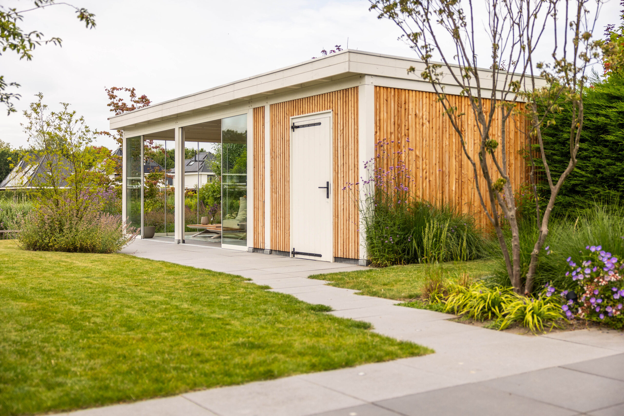 refter-xl-met-douglas-constructie-wanden-van-rhombusprofiel-glazen-schuifwanden-en-douglas-opgeklampte-deur-enkel-in-de-tuin